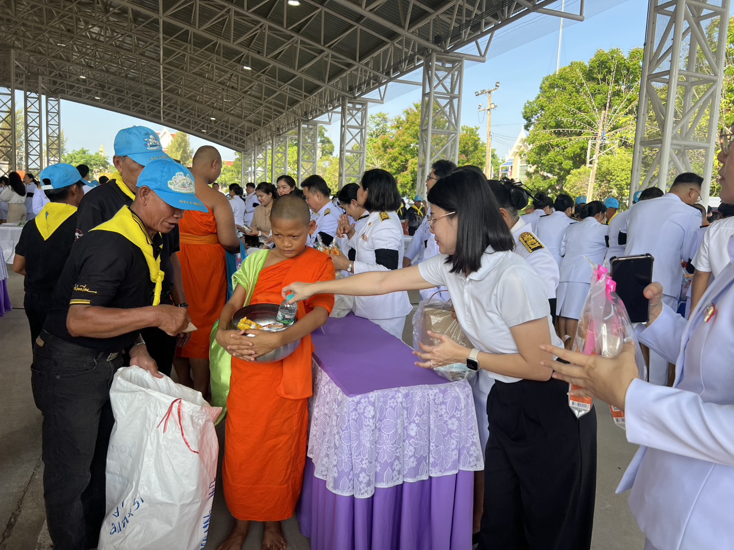 title - ส.ป.ก.พิษณุโลก ร่วมพิธีทำบุญตักบาตรถวายพระราชกุศล เฉลิมพระเกียรติสมเด็จพระนางเจ้าฯ พระบรมราชินี เนื่องในโอกาสพระราชพิธีมหามงคลเฉลิมพระชนมพรรษา 4 รอบ